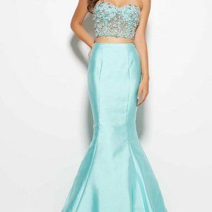 Stunning Aqua Two Piece Embellished Fit & Flare Formal Evening Gown Size…
